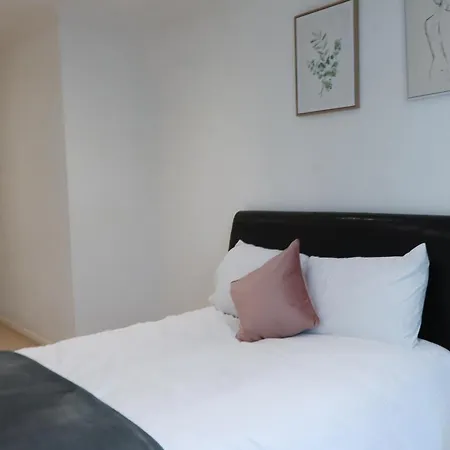 Riverside 3 Bed 2 Bath Apartment- Free Parking *