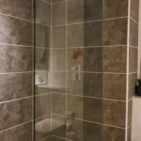 Riverside 3 Bed 2 Bath Apartment- Free Parking Apartment
