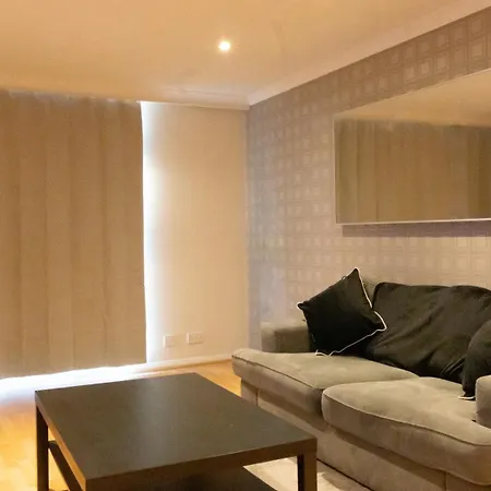 Riverside 3 Bed 2 Bath Apartment- Free Parking Apartment *