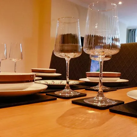 Riverside 3 Bed 2 Bath Apartment- Free Parking Apartment London