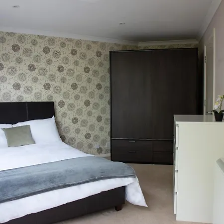 Riverside 3 Bed 2 Bath Apartment- Free Parking Apartment London