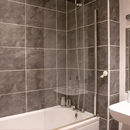 Riverside 3 Bed 2 Bath Apartment- Free Parking London