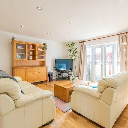 Stratford - Spacious 2 Bed Flat With Secured Parking & Private Garden London