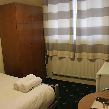 Whitechapel Rooms Hostel