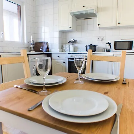 Modern Central Family-home For 6