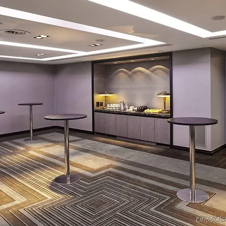 Crowne Plaza Battersea 4*