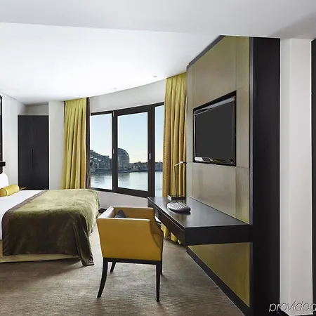Crowne Plaza Battersea Hotel