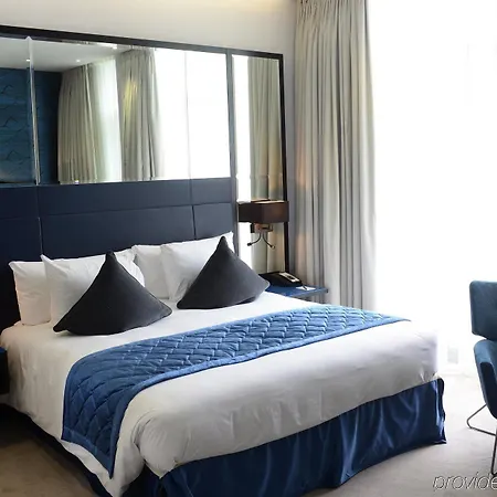 Crowne Plaza Battersea 4*