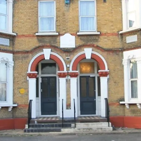 Manor House London 2* Woodford