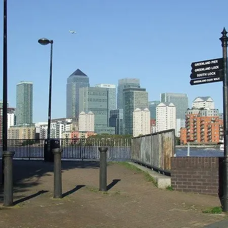 Surrey Quays Studio Apartment London