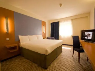 Ramada London North 4*