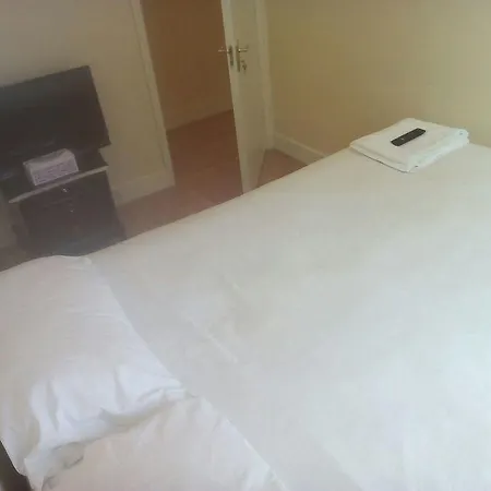 70 Hockley Avenue Hotel
