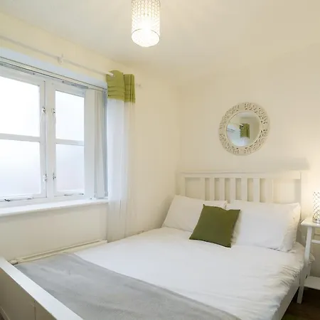 Quiet Riverside Apartment London