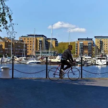 Via Limehouse Hostel *
