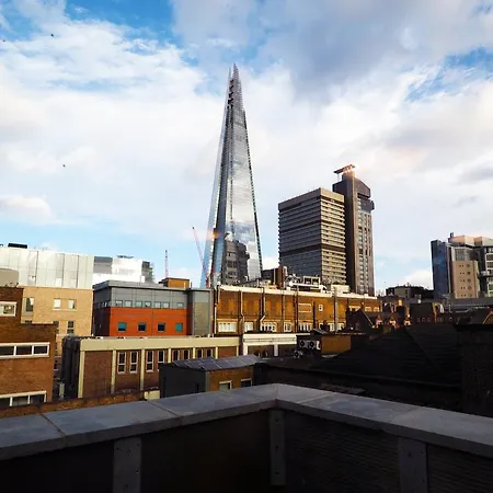 St Christopher's Village - Bridge Londen