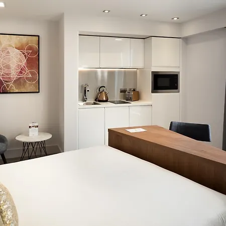 Roomzzz Stratford Aparthotel 4*
