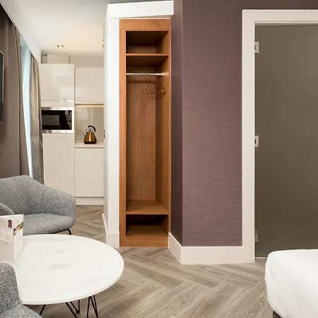 Roomzzz Stratford 4* Londra