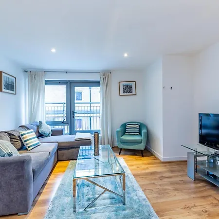 2 Bed Executive Next To Liverpool Street Free Wifi By Aparts Apartment