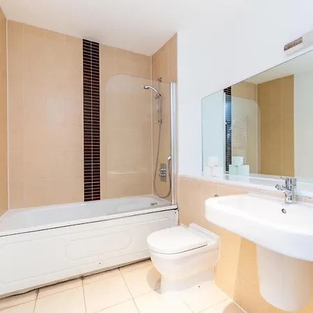 2 Bed Executive Next To Liverpool Street Free Wifi By Aparts Apartment *