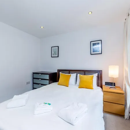 2 Bed Executive Next To Liverpool Street Free Wifi By Aparts Apartment London