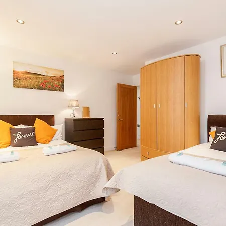 Premium Excel 3 & 2 Bedrooms Apartment London