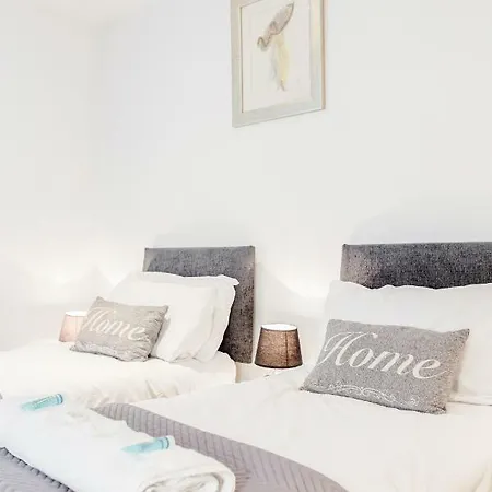 Premium Excel 3 & 2 Bedrooms Apartment London