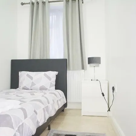 Zone 2 Three Bedroom * London