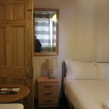 Whitechapel Rooms Hostel *