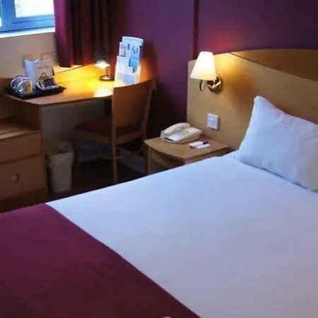 Waterloo Hub And Hotel