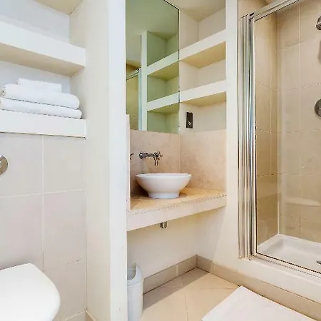 Oyo 30336 Discovery Dock New 2 Bed Отель Лондон