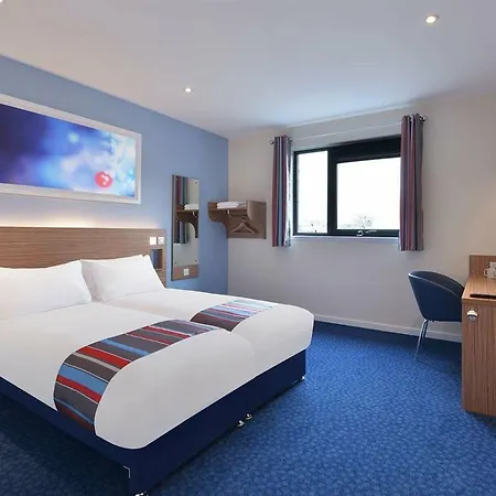 Travelodge Airport 3*