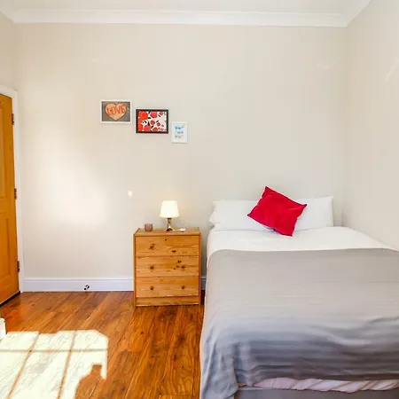 Private En-suite @ Liverpool Street, Brick Ln Guest house London