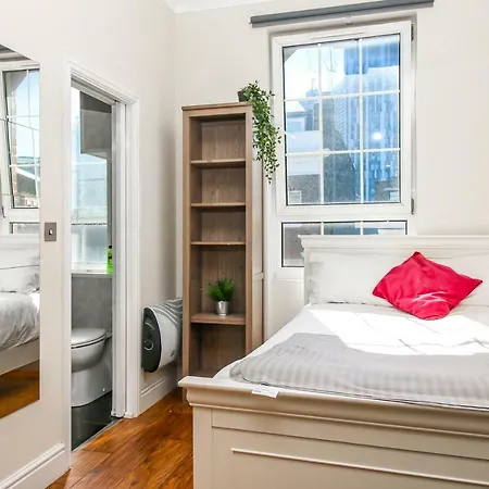 Private En-suite @ Liverpool Street, Brick Ln Guest house 3*