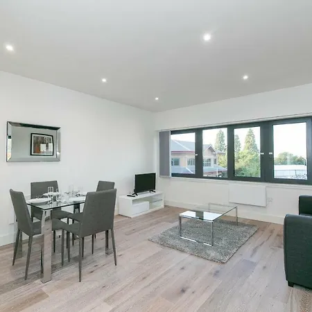 Deluxe By Heathrow Apartment *