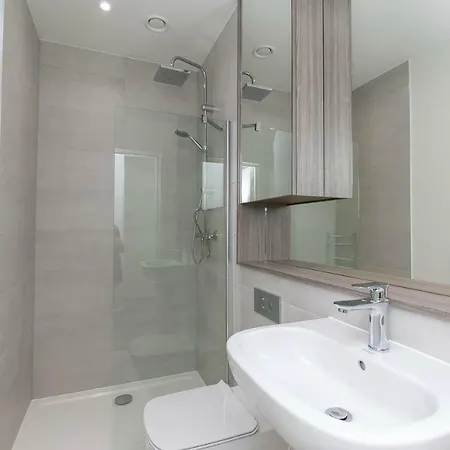 Deluxe By Heathrow Apartment *