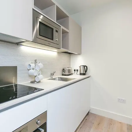 Apartment Deluxe By Heathrow *