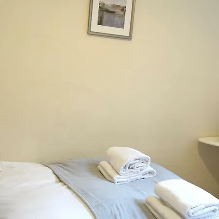 Heathrow Ensuite Rooms- Auto Check In *