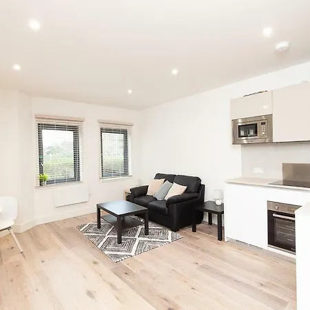Deluxe By Heathrow Apartment *