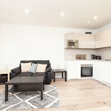 Apartment Deluxe By Heathrow