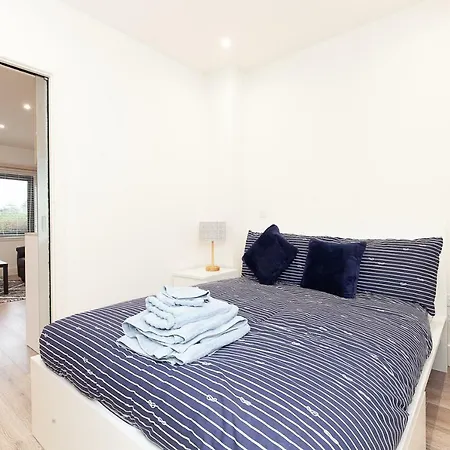 Deluxe By Heathrow Apartment