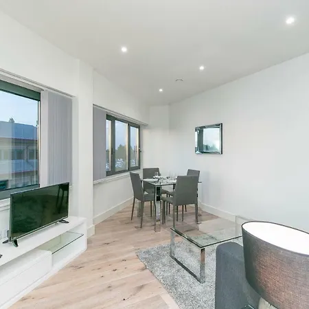 Apartment Deluxe By Heathrow