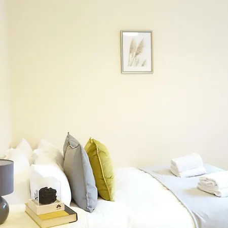 Heathrow Ensuite Rooms- Auto Check In *