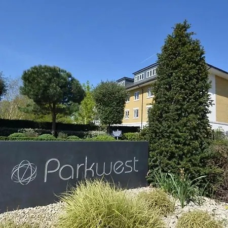 Heathrow Airport,2 Bed Serviced ,free Parking+gym Apartment