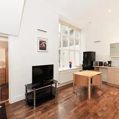 Kensington Comfort Apartment *