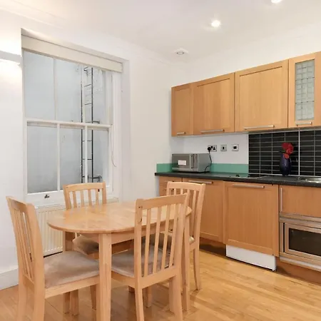 Kensington Comfort Apartment *