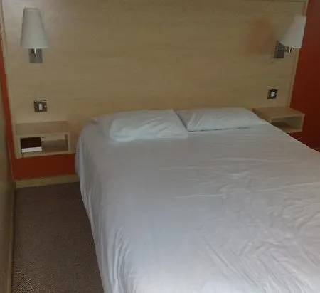 Travelodge Airport Szálloda 3*