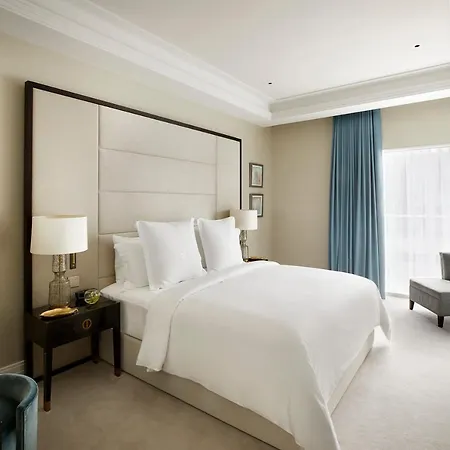 Four Seasons Residences At Ten Trinity Square Hotel 5*
