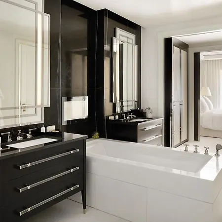 Four Seasons Residences At Ten Trinity Square Hotel 5*