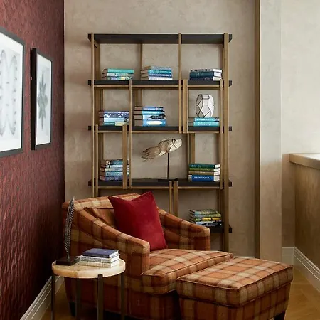 Four Seasons Residences At Ten Trinity Square