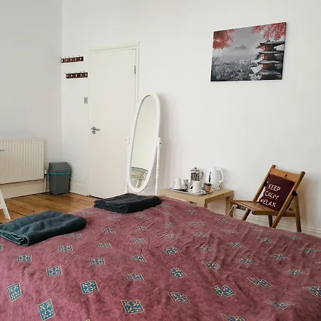 In Queen's Park Homestay London